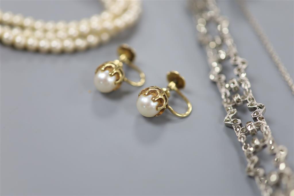 Mixed jewellery including Victorian pendant necklace.